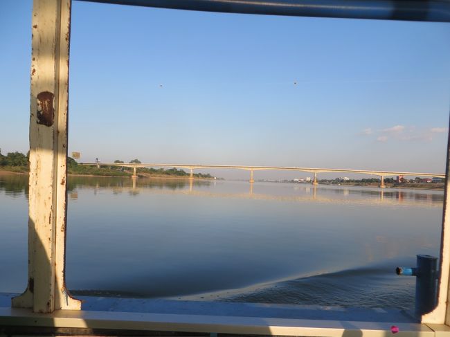 タイ・ラオス友好橋（タイーラオス国境）<br />メコン川にかかる、1994年にオーストラリア政府の援助を受けて完成したタイ(ノーンカーイ)とラオス(ビエンチャン)を結ぶ長さ1,174mの国境の橋。