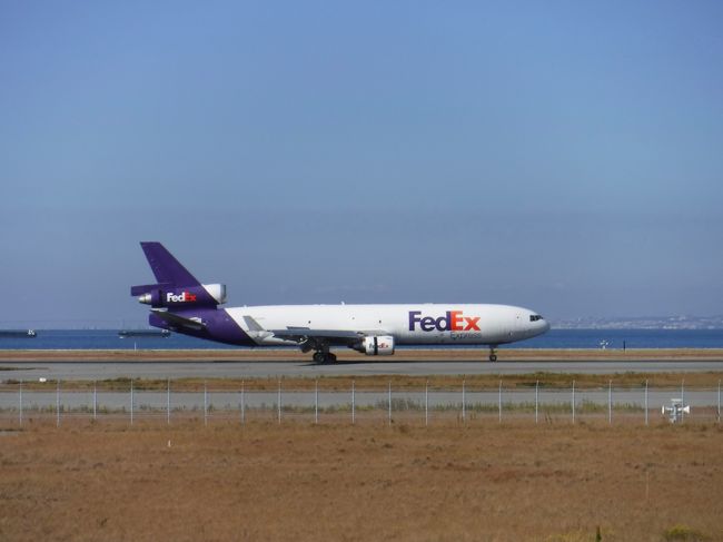 所用で関西空港に行った。飛行機に乗るのではなく、関西空港で遊んでみた。<br /><br />表紙の写真は、貨物機。<br /><br /><br />