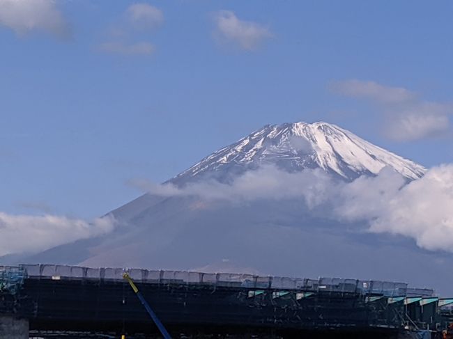 会社OB会の旅行!柿田川の湧水。三島、スカイウォーク、長岡温泉と回りました!心配した天気も徐々に改善、結果的には富士山を眺めるには絶好の天気になりました。神奈川側から観る富士と伊豆から観る富士は違う様相を見せていました。会社友人とリラックスした旅を満喫しました!