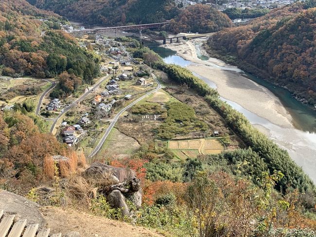 岐阜の苗木城の観光に出かけた。あまりよくわからない城だったけど行って見ると急峻な岩場の自然な地形を利用した素晴らしい城だった。絶景山城日本一に選ばれたらしい。