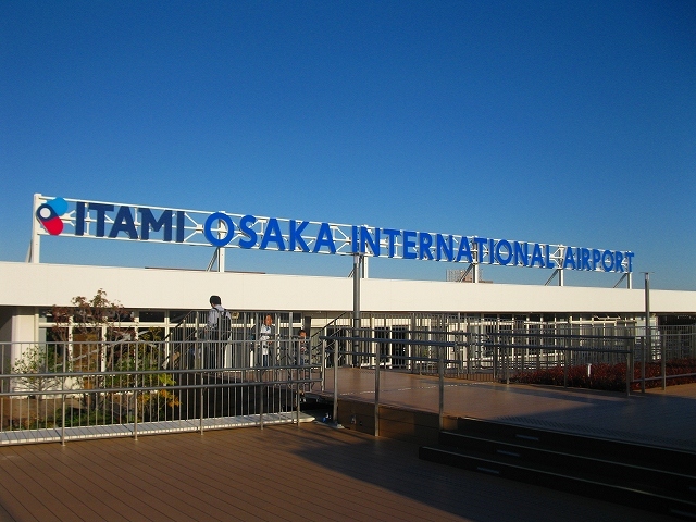 　ときどき空港の喧騒の中に埋もれたくなります。ふらり伊丹空港を歩いてきました。特別なイベントがあるわけでもなく、特別な飛行機が来るわけでもなく、どこか旅行に行くわけでもなく。そんな、と、ある日の伊丹空港です。