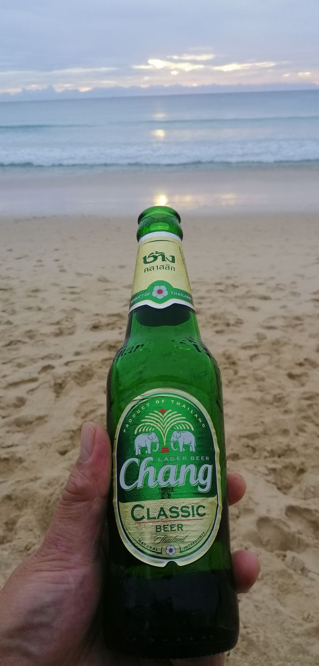 2日目 スリンビーチ Surin Beach<br /><br />タウンマーケット周辺からバスターミナル辺りまで早朝徘徊、オールドタウンストリートで朝ご飯いただいてからバイタクでスリンビーチへ移動。<br /><br />Wander the old market and back alleys, Walking street, Weekend market and Relaxed at Surin beach.<br />Deepawaliの休日 <br /><br />よめはンの、<br />「あんた悪いけど1人でどっか行ってきて。ワタシ みーあちゃん(初孫)預かって遊んでもらうし(喜)」<br />っとのお達しで 久しぶりのプーケット。<br />前からプーケットのオールドタウンが気になってたんよね。<br />調べてみたらちょうどSunday Walking Street MarketとNaka Weekend marketがあるやん、その上 生鮮市場の隣りにちょうどええ宿も見つけた。<br />最初 そこだけで2泊予約したけど、帰りのフライトが早朝故タウンからはちと遠い。<br />せっかくプーケット行くんやからビーチでサンセットに乾杯して魂の浄化もしやなあかん。<br />そんで見つけたんがSurin beach。<br />混雑してないそうやし、海がきれいで小さなビーチ沿いだけでのんびりまったり出来そお。ビーチ沿いの良さそな宿も見つけた。<br />そんな訳で、<br />タウン1泊 ビーチ1泊の週末エスケープ。<br />結構盛りだくさんで楽しかったわぁ。<br />また来よっと♪<br /> <br />☆写真は。スリンビーチのスリンはゾウ祭りで有名なスリン県のスリンかな？それに因んでSunsetを取りこんだﾋﾞｱﾁｬﾝでｶﾝﾊﾟｲ@ Surin Beach。<br /><br />雨上がりでサンセットは雲ん中やったけどこの後綺麗な夕焼けみれました。