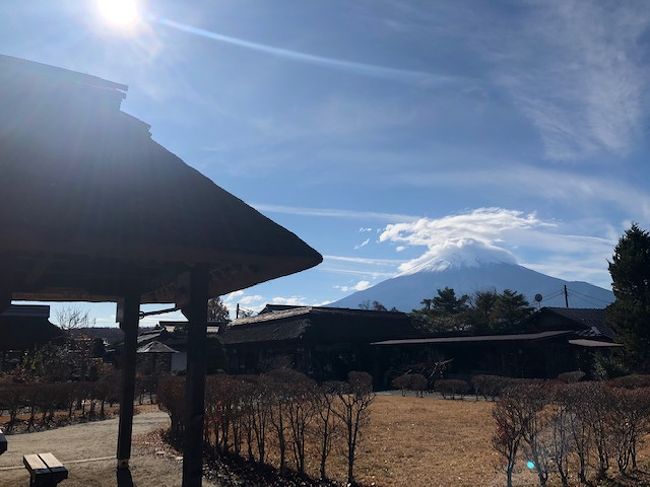 昨年は河口湖一周と精進湖一周だったので今年は山中湖一周と忍野八海へ。前回の江の島同様今回も雨の予報だったけどホテルもバスも予約済みだったので雨天決行！雨の中、山中湖ウォーキング覚悟してたけどまさかの・・・曇り。少し降られたけど特に支障もなく歩いてきました。翌日は暑いくらいの晴天。若干富士山に雲はかかっていたけど心地良く歩くことができました。