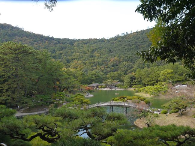 今の時期は紅葉前線が南下中ですが、京都辺りでは広葉樹よりも人の数のほうが多いことが予測されます。先日の伏見稲荷でコリゴリ!<br /> <br />四国は高知と松山へ行きましたが、うどん県の高松はまだ。<br />で、小豆島の寒霞渓での紅葉を期待しての香川県旅行を計画しました。ちょっと距離がありますので、旅行時間を1日伸ばして3泊4日にしました。<br /> <br />定番の、高松城と栗林公園を巡り、金毘羅さんの階段へも挑戦です。<br /> <br /> <br />初日 高松入りして、高松城と栗林公園散策<br />2日目 小豆島 定期バスツアー参加<br />3日目 金毘羅さん参拝 体力が残っていれば善通寺も<br />最終日 屋島散策<br /> <br />計画では密度の濃い旅程になりましたが、さて?どこまで回れるやら?<br />今回も、ドタバタした旅行になりそう?(^^♪<br />