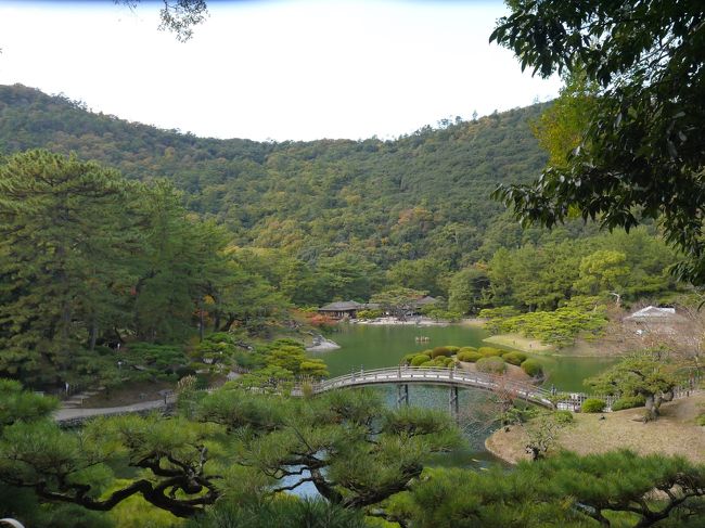 今の時期は紅葉前線が南下中ですが、京都辺りでは広葉樹よりも人の数のほうが多いことが予測されます。先日の伏見稲荷でコリゴリ！<br />　<br />四国は高知と松山へ行きましたが、うどん県の高松はまだ。<br />で、小豆島の寒霞渓での紅葉を期待しての香川県旅行を計画しました。ちょっと距離がありますので、旅行時間を１日伸ばして３泊４日にしました。<br />　<br />定番の、高松城と栗林公園を巡り、金毘羅さんの階段へも挑戦です。<br />　<br />　<br />初日　　高松入りして、高松城と栗林公園散策<br />２日目　小豆島　定期バスツアー参加<br />３日目　金毘羅さん参拝　体力が残っていれば善通寺も<br />最終日　屋島散策<br />　<br />計画では密度の濃い旅程になりましたが、さて？どこまで回れるやら？<br />今回も、ドタバタした旅行になりそう？(^^♪<br />　