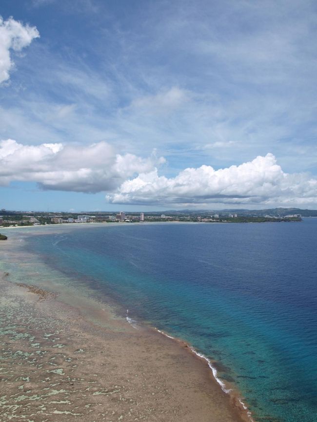 1歳になった息子を連れて、家族3人でグアム旅行に行ってきました。<br />息子は生まれて初めての海外旅行♪<br /><br />幼少期の子供の成長は著しく見るもの全てが新鮮で、<br />そんな目をした息子にキレイな景色を見せてあげたい。<br />今回は夫婦でそんな気持ちで、<br />以前訪れた際に子連れ旅に最適だと感じたグアムに即決!<br /><br />親になって新しい世界が日々広がっていく中で、<br />私たちにとっても子連れ旅というのは新鮮で新たな冒険でした。<br />妊娠、出産を経ておおよそ2年振りの海外旅行となりました。<br /><br /><br /><br /><br />1日目 午前 09:40 成田国際空港発ー14:25 グアム国際空港到着<br /> 午後 ショッピング<br />2日目 午前 ホテルのプールとビーチで水遊び<br /> 午後 グアム市内をドライブ<br />3日目 午前 恋人岬へ、ショッピング<br /> 午後 17:00 グアム国際空港発ー19:45 成田国際空港到着