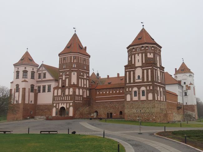 ベラルーシにある二つの世界遺産を、公共交通機関を使って1日で回ってきました。<br /><br />ニャースヴィシュ城は、リトアニア大公国、ポーランド・リトアニア共和国の貴族ラジヴィウ（ラジヴィル）家の宮殿。外観というよりは、まばゆい豪華な内装を楽しむお城です。そのままずばり、ニャースヴィシュ(Нясвіж)という場所にあります。<br /><br />ミール城（フロント写真）は、ラジヴィウ家の居所だったこともある建物。バロック様式とルネサンス様式が入り混じる不思議な外観が一番の見所です。こちらもそのままずばり、ミールという場所にあります。<br /><br />歩き方にもありますが、ミンスクを起点に一日で両方回るにはニャースヴィシュを先にしないと不可能です。ミンスクからニャースヴィシュへは朝は7:50発のみ、ニャースヴィシュからミールへは14:26発のみという鬼ダイヤ（2019/11現在）。ミールからミンスクへの便は数便あるようです。一日でめぐりたい方はネットで予め調べておき、念のため前日までにミンスクのバスターミナルで時刻をきいておくとよいかも。<br /><br />【2019/11 バルト三国とベラルーシ】<br />11/17　https://4travel.jp/travelogue/11570877<br />タリン旧市街散歩<br /><br />11/18<br />TLL→MSQ (B2 806)<br /><br />11/19<br />ニャースヴィシュ城＋ミール城・・・この旅行記です<br /><br />11/20<br />ミンスク→ヴィリニュス（鉄道）<br />トラカイ城<br /><br />11/21　https://4travel.jp/travelogue/11570879<br />ヴィリニュス旧市街散歩<br />ヴィリニュス→カウナス（バス）<br /><br />11/22　https://4travel.jp/travelogue/11570880<br />カウナス散歩<br />カウナス→シャウレイ（バス）<br /><br />11/23　https://4travel.jp/travelogue/11570881<br />シャウレイ→十字架の丘→ルンダーレ宮殿→リガ<br /><br />11/24　https://4travel.jp/travelogue/11570882<br />リガ散歩