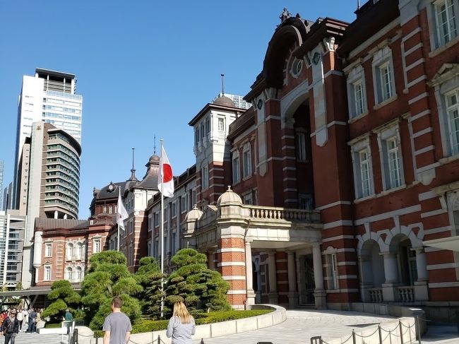 2019年11月9日-10日<br /><br />東京へ行く用事ができ、東京に宿泊。<br /><br />JALのダイナミックパッケージを見ていると、<br />東京ステーションホテル残1室!<br />思わずポチ?<br /><br />前回、パレスサイドツインだったので<br />今度泊まるときには ドームサイドに宿泊したかったけど、<br />同じパレスサイドツインでした。<br />残室1つだったのでしかたない・・・<br /><br /><br />11月10日は天皇、皇后両陛下の即位パレードの日!<br />東京駅まで行っているというのに、<br />パレードが始まる時間には空港へ・・・( ;∀;)<br /><br /><br />