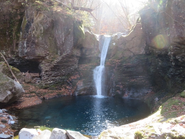 塩原温泉郷の福渡温泉の国道400号線沿いにある「丸屋旅館」に宿泊しました、翌日は矢板市の八方ヶ原に行きました、塩原温泉郷を出てから最初に紅葉も見られる「小太郎ヶ淵」を散策しました、県道56号線から入るありました、駐車スペースには何台も停まっていました、歩いている人も何人かいました、写真を撮っている人もいました、それほど紅葉は綺麗ではないですが渓谷沿いを歩けて良かったです。<br /><br />小太郎ヶ淵を出た後は県道56号線を走行して途中涌水をペットボトルに入れて矢板市の八方ヶ原に、最近人気の滝「おしらじの滝」を見る為、駐車場から少し歩いて滝まで行き見てきました、最近遊歩道が整備されたようでした人もぼちぼち来ていました。<br /><br />おしらじの滝を見た後は山の駅たかはらで休憩・散策しました、売店にはお土産が多種類ありました、休憩後は白石りんご園でりんごを買って矢板市内に向かいました。
