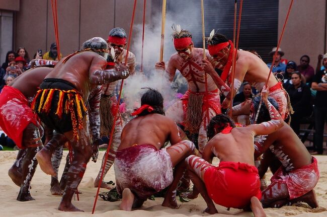 オーストラリア先住民族アボリジニとトレス海峡諸島のダンスの祭典ダンスライツDance Ritesが毎年11月下旬にシドニーで開催されます。オーストラリアの原住民アボリジニのダンスや格好は現代ではとても原始的に見えるでしょうが、逆に言うとこんな原始的なダンスが今でも残っている場所は世界でも限られています。またアボリジニは約5万年前に人類の歴史の中でも最も早く誕生した文化のひとつで、その最古の信仰(ドリーミング)が未だ子孫に伝えられていることは驚くべき事です。<br /><br />通常はアボリジニのフェスティバルはオーストラリアの遠隔地で開催されて見に行くのは大変なのですが、ここシドニーで年1回アボリジニ先住民が集まり伝統ダンスを披露してストーリーを競います。都市で見られるのはとても貴重な機会です。ダンスライツ開催は2019年で5回目ですが、毎年観客は増えてとても盛り上がっています。私のお気に入りのイベントでほぼ毎年見ているので、その様子を紹介します。<br /><br />関連旅行記:<br />アボリジニのルーツを探る旅 (ローラダンスフェスティバル)<br />https://4travel.jp/travelogue/10778668<br /><br />ゴロカショー (パプアニューギニア)<br />https://4travel.jp/overseas/area/oceania_micronesia/papua_new_guinea/goroka/kankospot/10588140/tips/13613413/<br />