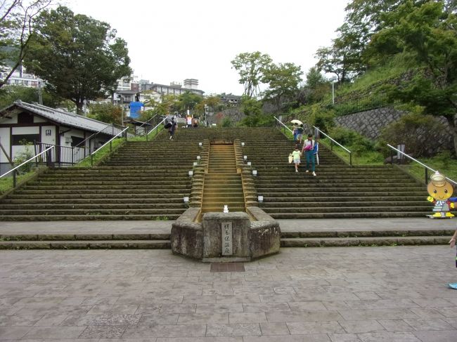 8月の大きな務めの一つ、お盆が終わり、次の大きな務めまでちょっと間がありましたので、ここでちょっとブレイクしようと思いました。<br />ただ、なかなか職場の方が多忙で思うように休みが取れず、ようやく取れたこの日にめがけて愛車で出かけることにしました。<br /><br />ちょっとフラッと、備忘録的に旅行記を書いていきたいと思いますので、どうぞお付き合いお願い致します(-人-)。<br /><br /><br />【手配概要】<br />宿泊先:松本楼洋風旅館ぴのん じゃらんで手配「ぴのんスタンダード 旬の食材を使った創作料理をお手軽に」コース シングル 1泊2食付き10,500円<br />※期間限定1,000円割引クーポンと所有していたポンタポイントで2,000円割引<br /><br />※写真ですが、伊香保温泉の名物、石の階段入口です。<br />