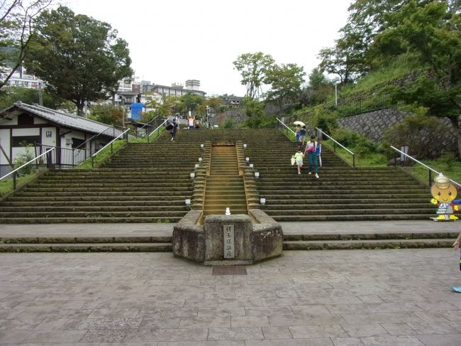 ８月の大きな務めの一つ、お盆が終わり、次の大きな務めまでちょっと間がありましたので、ここでちょっとブレイクしようと思いました。<br />ただ、なかなか職場の方が多忙で思うように休みが取れず、ようやく取れたこの日にめがけて愛車で出かけることにしました。<br /><br />ちょっとフラッと、備忘録的に旅行記を書いていきたいと思いますので、どうぞお付き合いお願い致します(-人-)。<br /><br /><br />【手配概要】<br />宿泊先：松本楼洋風旅館ぴのん　じゃらんで手配「ぴのんスタンダード　旬の食材を使った創作料理をお手軽に」コース　シングル　１泊２食付き10,500円<br />※期間限定1,000円割引クーポンと所有していたポンタポイントで2,000円割引<br /><br />※写真ですが、伊香保温泉の名物、石の階段入口です。<br />