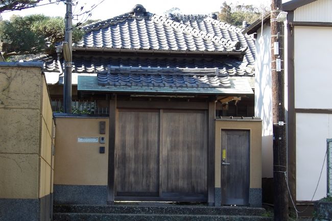 　甘縄神明神社の鳥居の横の奥にはひっそりと佇む1軒の家がある。川端康成記念館である。<br />　文豪と呼ばれる川端康成（明治32年（1899年）～昭和47年（1972年））は大正から昭和の戦前・戦後にかけて活躍した近現代日本文学の頂点に立つ作家の一人である。昭和43年（1968年）にノーベル文学賞を受賞した。「伊豆の踊子」、「雪国」、「千羽鶴」などの小説が知られている。しかし、昭和47年（1972年）に、ガス自殺をした。遺書は無かった。<br />　毎年、11月に入ると誰々がノーベル文学賞受賞を逃したと報道される。しかし、日本文学で最初にノーベル文学賞を受賞したのが故川端康成である。<br />　一方、平成6年（1994年）にノーベル文学賞を受賞した大江健三郎（昭和10年（1935年）～）は84歳になったが、健在である。勿論、自殺した川端康成（享年72歳）よりはご高齢になっている。<br />　この10年は開館しているのを見たことがない。これほど著名な文学者の記念館が実質閉館されているのはそうそうないことであろうか。近くに鎌倉文学館があり、著名な文学者の旧宅もこうして川端康成記念館として残されている。あるいは吉屋信子記念館もある。このように、「鎌倉文士」といわれる文士たちが多く居住していた鎌倉において、その雄である川端康成の記念館が長らく閉館していることは残念に思える。<br />　なお、鎌倉文士が鎌倉に居住するようになったのは横須賀線が開通（明治22年（1889年））してからのことである。しかし、鎌倉時代末期から既に「五山文学」（https://4travel.jp/travelogue/11396351）として漢文学が盛んな地となっていた。そうした文学の地が鎌倉だったのである。<br />（表紙写真は閉館中の川端康成記念館）