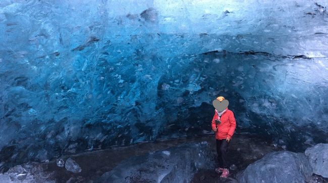 その３は4日目の観光について。11月に入らないと観光できないスーパーブルー（氷の洞窟、アイスケイブ）が目玉です。<br /><br />1日目　成田出発、深夜セルフォス着<br />2日目　ゴールデンサークル観光（ストロックル間欠泉、グトルフォス、シンクヴェトリル国立公園）<br />3日目　アイスランド南部観光（セリャリャンス滝、スコガ滝、黒砂海岸）<br />4日目　ヴァトナヨークトル国立公園観光（ヨークルサルロン氷河湖、スーパーブルー、ダイヤモンドビーチ）<br />5日目　ブルーラグーン、オーロラツアー<br />6日目　レイキャビク市街観光<br />7日目　早朝レイキャビク出発<br />8日目　成田帰着