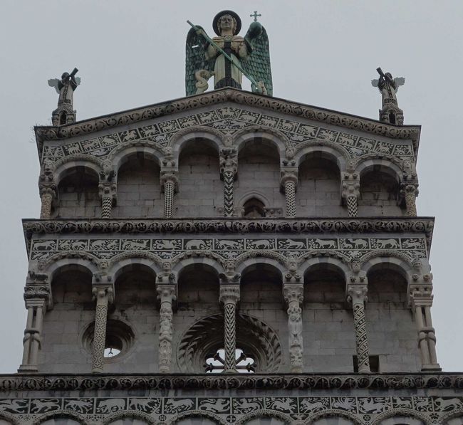 Luccaでピサ・ルッカ様式の教会を見る。