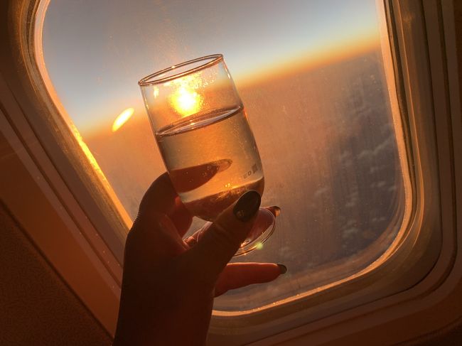 相方と行く今年初の海外旅行♪(*^^)o∀*∀o(^^*)♪<br />8月の香港が行けなくなる、と分かったのが6月・・・<br />相方はハワイに行くという後ろめたさからか?(笑)<br />11月にグアムに行こう!と言ってくれて♪<br />先のスケジュール調整は難しい仕事だけど、<br />無事に行くことが出来ました(≧∀≦)<br /><br />最近ビーチリゾートに行ってする事といえば<br />シュノーケリング☆*:.。. o(≧▽≦)o .。.:*☆<br />調べるとヒルトン近くの「イパオビーチ」には魚が<br />うじゃうじゃいる模様(笑)<br />そんな事で、ホテルを2カ所に分けて予約し、<br />グルメとシュノーケリングを楽しんだグアム旅行となりました(*´∀`)♪<br /><br />☆★☆スケジュール☆★☆<br /><br />11/16 セントレアーグアムへ 「デュシタニ グアム リゾート」泊<br /><br />11/17 アウトレットでショッピング&シュノーケル<br /> 「ヒルトングアムリゾート&スパ」泊<br /><br />11/18 シュノーケル三昧 「ヒルトングアムリゾート&スパ」泊<br /><br />11/19 ショッピング~帰国 <br /><br />☆★☆費用☆★☆<br />Air スカイスキャナー経由ANAで予約 ビジネスクラス ¥229,674<br />ホテル Hotels.com 「デュシタニグアムリゾート」<br /> 朝食付き $466.21(¥51,861)<br /> Expedia 「ヒルトングアムリゾート&スパ」<br /> クラブルーム2泊 $462.48(¥51,441)