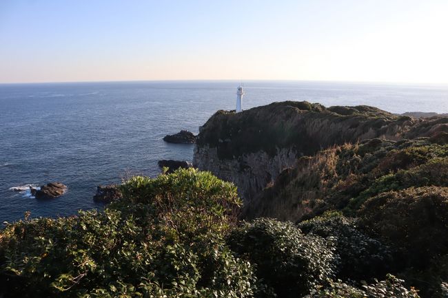 竜串海岸は、足摺半島の西の付け根にあり、珍しい奇岩の浸食台地が続く奇岩パークとして知られています。今回は 、「足摺海底館遊歩道の奇岩群」を散策しました。海岸の遊歩道を歩いていくと、～夫婦岩、鯨のひるね、千のこしかけ～などなど、奇岩が次々に現れます。<br /><br />足摺岬は、四国最南端の景勝地で、切り立つ断崖と海の青さ、雄大な太平洋の眺めなど、大自然を感じさせるパワースポットです。岬の先端には白亜の足摺岬灯台が立ち、弘法大師ゆかりの金剛福寺、天然ラドン温泉で有名な足摺温泉など観光スポットも充実しています。