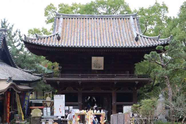 松山道後温泉の近くに建つ石手寺は、四国八十八か所霊場の第五十一番札所で、本尊には薬師如来をお祀りしています。また、遍路の元祖とされる衛門三郎の再来伝説ゆかりの寺として知られています。お遍路さんよりも 、地元市民の初詣・厄払い、観光客が多い寺で、その参拝客数は愛媛県でトップです。<br /><br />仁王門が国宝、本堂・三重塔・鐘楼・護摩堂など6つが国の重要文化財です。この他、歴史的文書6点(重要文化財)が宝物殿に展示・保管されています。また、パワースポットも多く、弘法大師の巨大像・仕合せの鐘・五百羅漢・マントラ洞窟・お砂なで・玉の石・元気石・子宝石など盛りだくさんです。