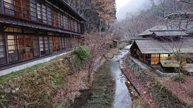 テレビの旅番組でたまたま見た「法師乃湯」に魅了され、法師温泉長寿館に泊まってきました。温泉はもちろんお宿の風情も食事も堪能。思った通りの素敵な場所でした。<br />翌日は月夜野焼・祐太郎窯で人生初のロクロ体験。<br />紅葉の時期は過ぎていましたが、秋から冬へ、うつろう季節を感じてのんびり贅沢な時間を過ごすことができました。