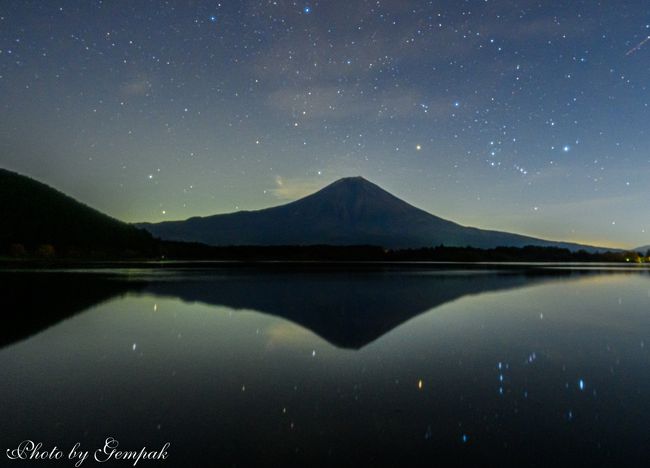 11月17日から3泊4日で今年最後の山中湖ロッジ滞在を楽しんできた。今回の滞在の目的はいつものように伊豆の老人ホームに入所している義母の慰問(滞在記(1)で投稿済み)、山中湖、河口湖周辺の紅葉狩り(滞在記(2)で投稿済み)、そして数年はまっている富士山と星空撮影である。<br />この季節の星空は冬の星座が主役だ。8時過ぎに冬の主役オリオン座が東の空に昇ってくる。そして夜が更けるにつれて、南から西へ移動していく。オリオンの動きに合わせて、富士宮の田貫湖→本栖湖→精進湖→山中湖と移動しながら、富士山とオリオンが構図に収まるように狙って夜中のドライブで一夜を明かした。当然、連れ合いはこんなことに付き合うことはなく、ロッジで夢の中である。