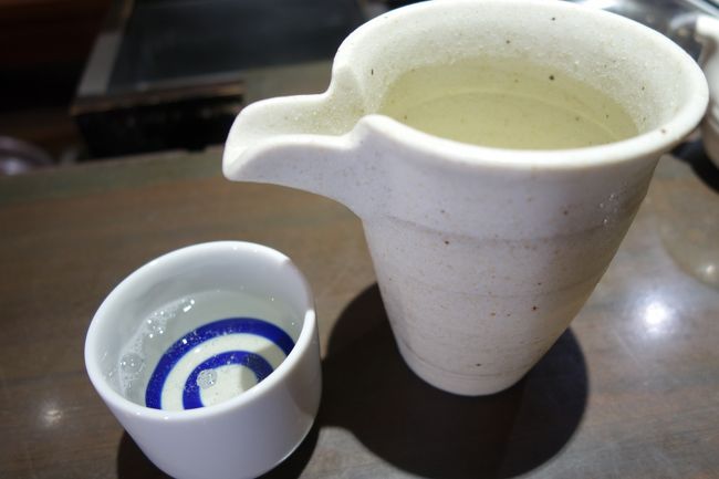 お宿のスタッフとお話ししたり、部屋で少し横になったり。もう冬みたいなもんで、すぐに暗くなりますね。<br /><br />お腹は減ってへんけど、晩酌の時間。朝からずっと呑んでるけど…やっぱ欠かせまへん。