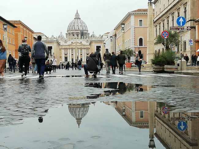 羽田⇔ローマの激安航空券45,560円を利用して来た今回の旅<br />一番の目的はイスタンブールだったが、<br />せっかくのローマにも4泊しようと計画。<br /><br />郊外か別の都市に行こうかとも思ったが時間切れでローマ市内に滞在。<br />見たいと思う所はほとんどもう見ているので街歩きが中心。<br />毎日雨というちょっと残念なお天気ではあったがそれなりに楽しんだ。<br /><br /><br /><br />① https://4travel.jp/travelogue/11569459<br />② https://4travel.jp/travelogue/11569524<br />③https://4travel.jp/travelogue/11572364