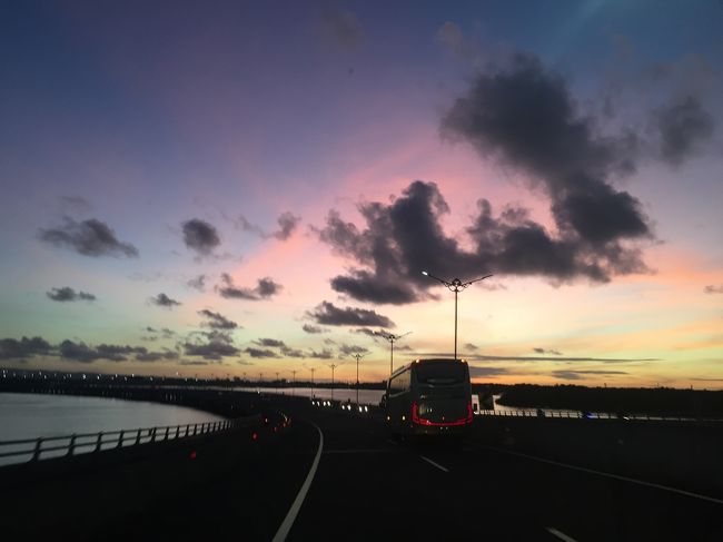 ある日見た、美しい色の夕焼け空。<br />空港へお客様を迎えに行く途中。サヌールから空港方面へ向かう高速道路で見た空です。<br /><br />バリ島に高速道路ができ、また空港近くの道路には地下道路もでき、空港周辺の渋滞緩和が期待出来ます。<br />高速道路も現金払いは出来なくて、全てETCカードです。<br />昔のバリ島からは想像も出来ませんでした。<br /><br />景色は昔と変わらない、とても綺麗な風景に出会う事ができ、心が洗われた気持ちになりました！