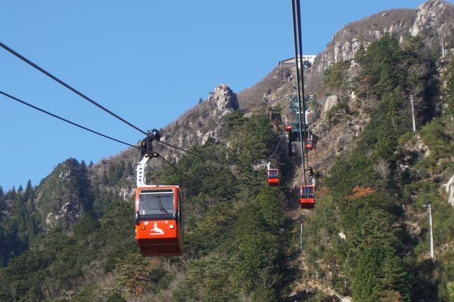 もう一つの三重旅の最終日は、湯の山温泉から御在所ロープウエイ・御在所岳と白子市街の街歩きです。<br /><br />まずは、四日市から近鉄湯の山線で、終点の湯の山温泉駅まで。湯の山温泉駅から湯の山温泉までは距離があるので本来はバスなんですが、朝早くて待ち時間が長いので歩くことにしました。3.5キロのだらだらと続く上り道を30分以上かかって到着しましたが、確かにこれは歩く道ではないですね。ただ、紅葉の盛りはその辺り。真っ赤に色づく紅葉を歩き始めにいきなり楽しめました。<br />湯の山温泉市街からは、御在所ロープウエイを利用して御在所岳まで。御在所ロープウエイのダイナミックさは想像以上でこれがとんでもなくすごいのですが、上がってからの御在所岳の散策と滋賀や伊勢湾を望む雄大な眺めもまたまたいい感じ。この展開って、なんでしょうねえ。これまで回った三重の観光スポットとは一味も二味も違う楽しさに出会ったような気がしました。三重なんて分かったつもりは危ない危ない。また一つ反省のたびたびです。<br /><br />そして、後半は白子地区へ。ところで、江戸時代の幕藩体制。その要の一つである徳川御三家の紀州藩が誕生しますが、紀州藩の領地55万5千石は紀伊国37万石に伊勢国の勢州三領（松坂、白子、田丸）17万9千石も加えたもの。勢州三領では、城代が置かれた松坂が一番大きいにしても、白子もまた重要な位置づけの街だったんですね。今に残る伝統工芸、伊勢形紙とか鈴鹿墨とかは紀州藩の奨励があってのもののようですが、格式に胡坐をかいただけというイメージがある紀州藩がそんなことをしていたというのはちょっと意外な感じがしました。翻って、松阪は紀州藩の領地だったとしても、今でも蒲生氏郷へのアイデンティティが強い街。複雑に思いが重なる三重県の構図にも改めて思いを馳せました。こうしてみると、三重県を知るためにはやっぱり基本に戻って伊勢路や津藩のことももう少し知る必要がありますね。また新たな課題もできたように感じました。<br /><br />