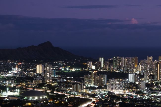 ノースショアをぐるっと回った後はホノルルに戻り、タンタラスの丘で夜景観賞です。