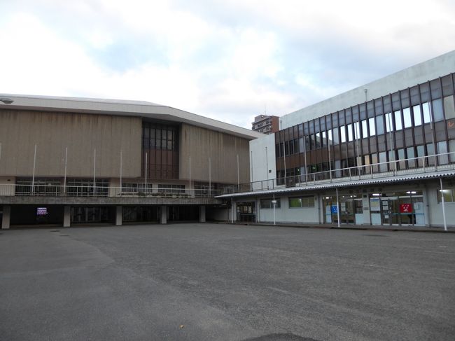 福岡市にはさすがに市民プールがたくさんあるが、鉄道で行けるところとなると、東公園にある福岡市民体育館プールぐらいのものだろう。<br />地下鉄の千代県庁口の出口間近にある。<br /> <br />7コースあり、入った時は2コースが歩きコース、3コースが遊泳コース、2コースがロングコースとなっていた。<br />遊泳コースはロープは張っていないが、25mを泳ぐコースで、3コースとその間を泳げば5~6人くらい同時に泳げる。<br />混んできたせいか、途中から歩き2コースを1コースにして、ロングコースを3コースにした。臨機応変の対応でありがたい。<br /> <br />水深はコース両端が112cm、真ん中が132cmある。<br />ただ、真ん中、つまり12.5mの近くに排水用の溝があり、排水のためか真ん中のコースに向けて傾斜しており、真ん中のコース(4コース)の12.5m付近の水深は139㎝ある。<br /> <br />水温は30.5度と表示されていたが、もう少し低いと思う。遠距離泳いでも疲れない水温だった。<br /> <br />流れが微妙にある。それとコース両端の水深が112㎝と浅いのが泳ぎづらいが、全般的に見て泳ぎやすいプールだった。両端の水深が浅いのは、クイックターンの練習のためと思えばよい。<br /> <br />施設は新しくないが、不便はない。脱水機も更衣室にある。<br /> <br />ロッカーは30円で、返ってこない。持ち物を全部出したか確認して鍵を閉めよう、30円といえども!<br /> <br />シャワーは石鹸やシャンプーは禁止で、もちろん風呂はない。シャワーを浴びて、家に帰ってから塩素は落とそう。