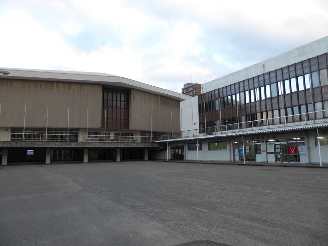 福岡市にはさすがに市民プールがたくさんあるが、鉄道で行けるところとなると、東公園にある福岡市民体育館プールぐらいのものだろう。<br />地下鉄の千代県庁口の出口間近にある。<br />　<br />７コースあり、入った時は２コースが歩きコース、３コースが遊泳コース、２コースがロングコースとなっていた。<br />遊泳コースはロープは張っていないが、２５ｍを泳ぐコースで、３コースとその間を泳げば５～６人くらい同時に泳げる。<br />混んできたせいか、途中から歩き２コースを１コースにして、ロングコースを３コースにした。臨機応変の対応でありがたい。<br />　<br />水深はコース両端が112cm、真ん中が132cmある。<br />ただ、真ん中、つまり12.5mの近くに排水用の溝があり、排水のためか真ん中のコースに向けて傾斜しており、真ん中のコース（４コース）の12.5m付近の水深は139㎝ある。<br />　　<br />水温は30.5度と表示されていたが、もう少し低いと思う。遠距離泳いでも疲れない水温だった。<br />　　<br />流れが微妙にある。それとコース両端の水深が112㎝と浅いのが泳ぎづらいが、全般的に見て泳ぎやすいプールだった。両端の水深が浅いのは、クイックターンの練習のためと思えばよい。<br />　　<br />施設は新しくないが、不便はない。脱水機も更衣室にある。<br />　　<br />ロッカーは30円で、返ってこない。持ち物を全部出したか確認して鍵を閉めよう、30円といえども！<br />　<br />シャワーは石鹸やシャンプーは禁止で、もちろん風呂はない。シャワーを浴びて、家に帰ってから塩素は落とそう。