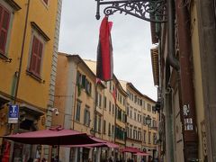 Pisa の街歩きは Corso Italia から始まります。そう，イタリアの中心なのです。