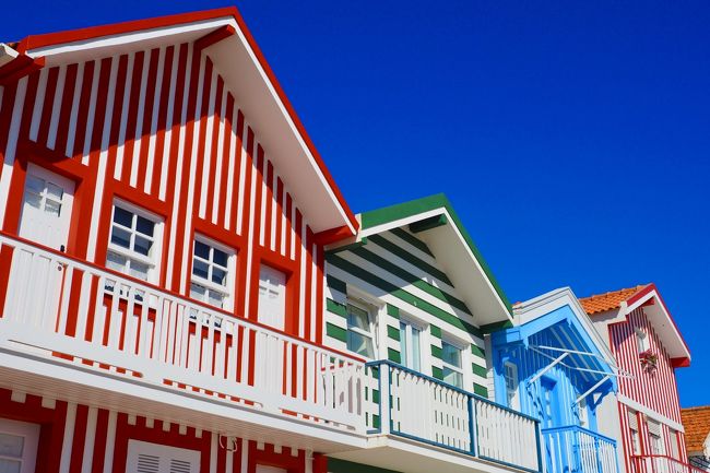 2019年の夏休みは、ANAマイルの特典航空券を使って、ヨーロッパ最西端の国ポルトガルへ。<br />リスボンとポルトを拠点に周辺の小さな町をいくつか巡ってきました。<br /><br />現地5日間の滞在だったけど、行きたい場所をあれこれ詰め込んだので、ちょっと駆け足気味だったかな。<br />せめてもう1日あると良かったかも!?<br />逆に言うと、それだけ見どころの多いポルトガル。<br />治安も良いし、今回行けなかった場所もたくさんあるので、また次の機会の楽しみに取っておきたいと思います!<br /><br />【使用したANAマイル】<br />77,500マイル(往路:ビジネスクラス、復路:エコノミークラス)<br /><br />【旅程】<br /> 1日目 移動:成田→ANA→ブリュッセル(乗継)→ブリュッセル航空→リスボン<br /> 2日目 リスボン<br /> 3日目 午前:オビドス、午後:リスボン<br /> 4日目 シントラ・ロカ岬<br /> 5日目 午前:高速列車でポルトへ、午後:ポルト<br />★6日目 午前:コスタ・ノヴァ、アヴェイロ、午後:ポルト<br /> 7日目 移動:ポルト→ルフトハンザ→ミュンヘン(乗継)→ユーロウィングス→バンコク(乗継)<br /> 8日目 移動:バンコク→ANA→羽田
