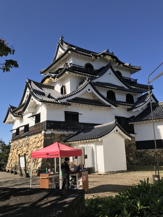 金曜日の名古屋出張ついでに滋賀の彦根に１泊1人旅。<br />日本47都道府県制覇目標を掲げているがようやく30か所目。<br /><br />■移動経路<br /> ① 11/1 名古屋→彦根<br />　　　　 夕方18時頃に仕事終わって名古屋駅の風来坊で手羽先食べてからの鈍行列車で彦根に移動。<br />　　　　 彦根駅付近の居酒屋で日本酒堪能してビジネスホテル宿泊。<br /><br /><br /> ② 11/2 彦根→名古屋→東京<br />　　　　 午前中のみ彦根付近を観光。駅前でレンタサイクル１日500円を借りて「彦根城」と「多賀大社」へ。<br />　　　　 彦根から名古屋まで鈍行列車移動して、高速バスで東京に移動して終了。<br />