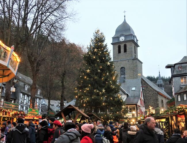 今年も各地のクリスマスマーケットを巡る予定です。<br /><br />---Tagesfahren 1.12.2019---<br />アーヘン近郊のアイフェル地方にある町モンシャウのクリスマスマーケットに行ってきました。今回は、現地バスツアー「Fücker Reisen」を利用しました。<br /><br />Fücker Reisen<br />- Reisetitel : Monschau Weihnachtsmarkt<br />- Reisezeitraum : 2019-12-1 (1 Tag)<br />- Preis : 25,00 EUR pro Person<br /><br />---2019 Weihnachtsmarkt-Reiseplan---<br />＜オランダ＞<br />□11/24 ファルケンブルグ<br /><br />＜ベルギー＞<br />□12/10 ブリュッセル<br /><br />＜ドイツ＞<br />□11/27 ケルン<br />■12/1 モンシャウ<br />□12/4 ハンブルク<br />□12/12 エアフルト・ミュールハウゼン<br />□12/13 アイゼナハ・ゴータ<br />□12/21 ライプツィヒ・ゴスラー<br />□12/22 アンナベルク=ブッフホルツ ※鉱夫たちの大パレード<br />□12/23 ドレスデン<br /><br />---クリスマスマーケット旅行記グループ---<br />＜2018年＞<br />・ドイツ<br />https://4travel.jp/travelogue_group/12353<br />・オーストリア<br />https://4travel.jp/travelogue_group/9279<br /><br />＜2017年＞<br />・ドイツ・フランス・スイス 黒い森とアルザスのクリスマス<br />https://4travel.jp/travelogue_group/4679<br /><br />＜2016年＞<br />・ドイツ エルツ山地のクリスマスとシュトレン祭<br />https://4travel.jp/travelogue_group/4675