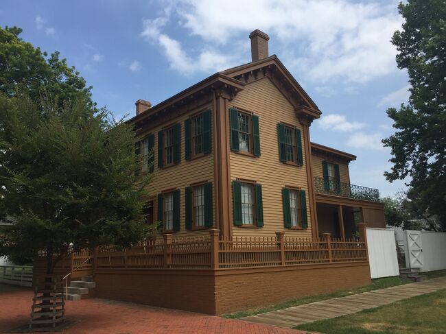 1837年にリンカーンはケンタッキー州から移り住み、ここは1861年に大統領としてワシントンDCに行くまで過ごした町で、1844年に購入した家と周囲4ブロックごと国立公園として保存されています。路上駐車し入場無料でした。