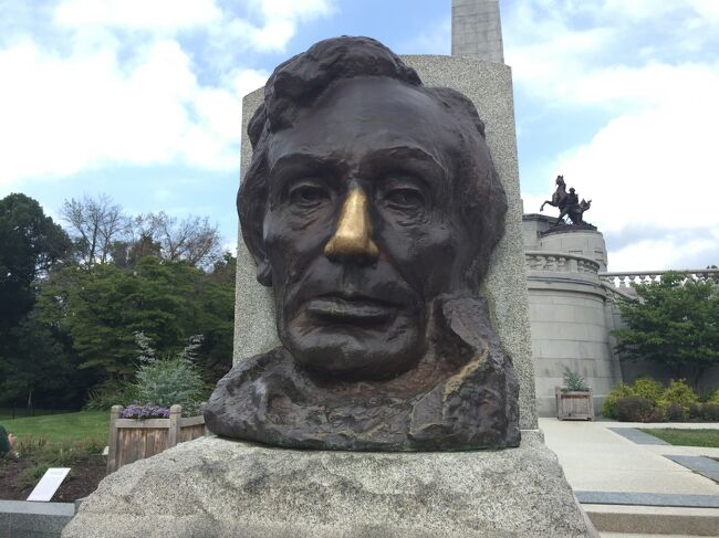 スプリングフィールドの北部にあるオークリッジ墓地に埋葬されたリンカーンは1865年の大統領在任中にワシントンDCのフォード劇場で暗殺され、妻のメアリーの意向で人生の大半を過ごしたスプリングフィールドに運ばれたそうです。1874年に民間の寄付で今の墓になり、彼は大きな大理石の棺に入り、メアリー婦人と息子たちとともに葬られています。アーリントン墓地についで全米で2番目に訪問者の多い墓地とされているようです’。