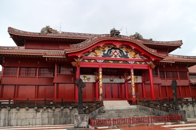 　１０月２０日（日）<br /><br /><br />戦前は沖縄神社社殿としての正殿などが旧国宝に指定されていた。<br />1945年（昭和20年）の沖縄戦と戦後の琉球大学建設により完全に破壊され、<br />わずかに城壁や建物の基礎などの一部が残っている状態だった。<br />1980年代前半の琉球大学の西原町への移転にともない、本格的な復元は<br />1980年代末から行われ、1992年（平成4年）に、正殿などが旧来の遺構を<br />埋め戻す形で復元された。<br />2000年（平成12年）12月、「琉球王国のグスク及び関連遺産群」として<br />世界遺産に登録されたが、登録は「首里城跡（しゅりじょうあと）」であり、復元された建物や城壁は世界遺産に含まれていない。<br /><br />首里城のライトアップが再開されるなど　少しずつ前進しているようです。