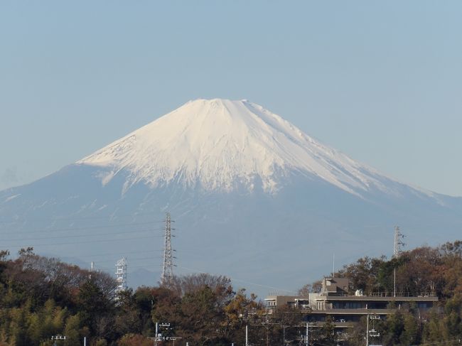 　JR北鎌駅に降りると最初に北鎌倉富士見道に向かうことにした。初冬となり、今日は富士山が綺麗に見えるであろうと、人数の多いグループを誘ったが断わられた。では富士山より見たいものはここ北鎌倉ではちょっと思い当たるものがない。白人の若い外国人がいたので、声を掛け、雲頂庵の駐車場前まで案内した。目の前に見える富士山に感動している。それにしても駅の改札口を出てから2分も掛からなくて富士山が見られるのであるから、狐に化かされたような感じだろう。<br />　白人であるから英語圏かと思っていたのだが、良く聞いてみるとスペインから来たのだという。スペイン人では英語も分からないようだ。日本語も「ありがとう」の他はほんの少しの単語しか知らないようだ。ただし、スペイン語で「狐に化かされた」などと同義語の言葉はあるのだろうか？2人はお寺の前で興味を引かれ、色々と写真を撮っているので、私は失礼した。そして北鎌倉富士見道から見える富士山を何枚かカメラに収めた。<br />　こうした写真を見たならば、外国人でなくても、誰でも、ほんの数分間だけ周り道になっても北鎌倉富士見道を訪れて富士山を見たいと思うのでは。<br />（表紙写真は白雲庵から見る富士山）