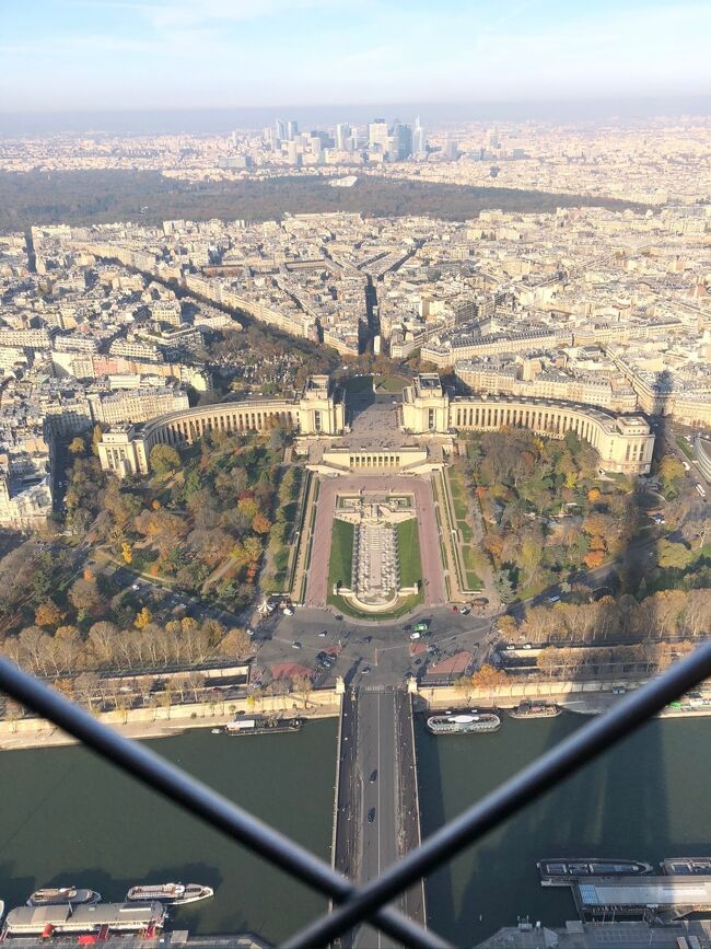 初のビジネスクラスで初のパリ旅行のはじまりです。<br />写真はエッフェル塔からの景色です。<br />パリは12/5から大規模なストが始まると言ってました。交通機関が全てストップしてしまう無期限のストだと聞きました。どうなったのか心配です。