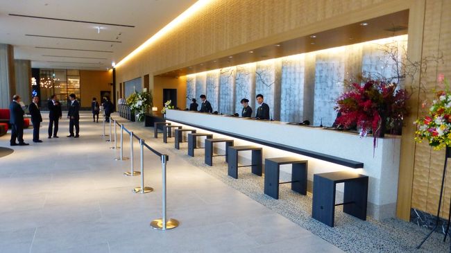 １０月は熊本市内の新ホテル（ホテルトラスティプレミア熊本）に泊まって来ましたが、１１月は、大阪市内に新規開業した２つの新ホテルに宿泊する目的で、２泊３日で大阪に行って来ました。<br /><br />今回は、１１月２７日に新規開業した「ホテル阪急レスパイア大阪」の開業初日に泊まるのが第一目的だったのですが、１泊だけでは勿体ないので、その前日に、１１月１日に新規開業した「大阪エクセルホテル東急」にも泊まって来ました。<br /><br />「ホテル阪急レスパイア大阪」公式サイト：https://www.hankyu-hotel.com/hotel/respire/osaka/<br /><br />梅田のヨドバシタワー（３５階建て）に入った、阪急の新ブランドホテル<br /><br /><br />「大阪エクセルホテル東急」公式サイト：https://www.tokyuhotels.co.jp/osaka-e/<br /><br />日本初の寺院（南御堂：真宗大谷派難波別院）の山門と一体となったホテル（１７階建て）<br /><br /><br />今回の日程・行程は下記の通りです。<br /><br /><br />１１月２６日（火）<br /><br />福岡空港　８：００－ＡＮＡ１７０２－大阪／関西　０９：０５<br /><br />・関空展望ホールスカイビュー<br />（旅客ターミナルビル内に戻って来た際、「ＹＯＵは何しに日本へ？」のロケスタッフに遭遇）<br /><br />関西空港から南海特急ラピートβと大阪メトロで本町に移動<br /><br />・ホテル界隈散策（ランチ）＆御堂筋のイルミネーション観賞<br /><br /><br />「大阪エクセルホテル東急」泊（１５階の部屋に宿泊）<br /><br />オータムタイムセール　スーペリアダブル（約２３平米）９，５００円（素泊まり：税サ込）<br /><br />東急コンフォートメンバーゴールドカード特典　客室グレードアップ券を利用して、スーペリアツイン（約３３平米）に宿泊<br /><br />　<br />１１月２７日（水）<br /><br />大阪メトロで本町から梅田に移動<br /><br />・梅田界隈散策（昼＆夜）<br /><br />・梅田スカイビル　空中庭園展望台（夜）<br />公式サイト：https://www.skybldg.co.jp/<br /><br /><br />「ホテル阪急レスパイア大阪」泊（３５階の部屋に宿泊）<br /><br />2019年11月27日オープン！ 開業記念プラン（朝食/1泊につき1食＆アメニティ付）ダブル（１９平米）１２，４５０円（メンバークラブ料金：税サ込）<br /><br />メンバーズクラブ会員限定特典：アーリーチェックイン13:00、レイトチェックアウト15:00で利用可能（通常チェックイン15:00、チェックアウト12:00）<br /><br /><br />１１月２８日（木）<br /><br />１３時３０分過ぎにチェックアウトして、阪急＋大阪モノレール利用で大阪／伊丹空港へ移動<br /><br />・大阪国際（伊丹空港）展望デッキ＆空港内散策（ランチ）<br /><br />大阪／伊丹　２０：００－ＪＡＬ２０６１－福岡　２０：２０<br /><br /><br /><br />阪急百貨店前から「ホテル阪急レスパイア大阪」に移動した時の様子です。<br /><br />コメントは、一部を除いて省略させて頂きます。<br />