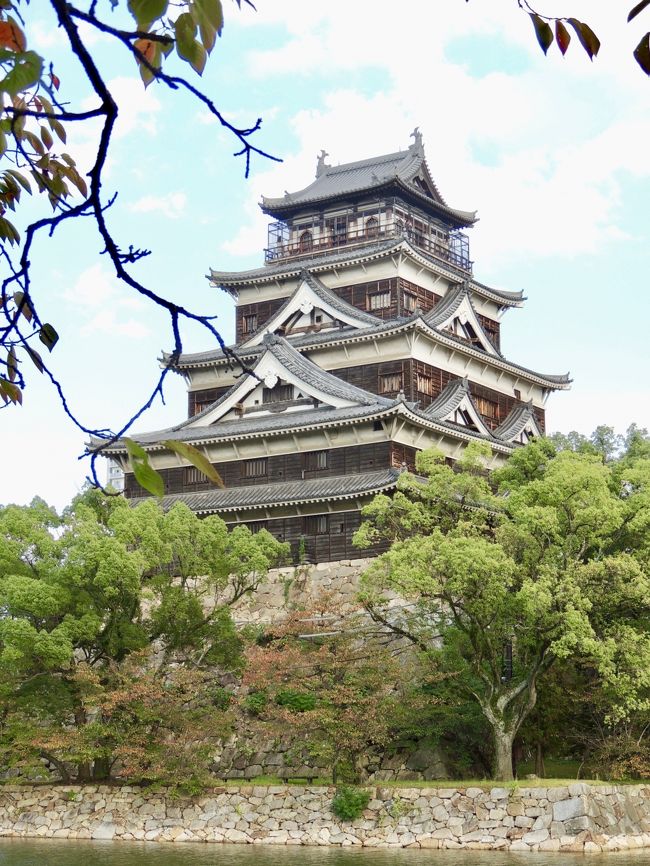 宮島口の宿泊先から広島へ移動し、原爆ドームなど平和記念公園をみてから、広島城へ。丁度フードフェスティバルが開催されていて、場内だけでなく場外まで数多くの飲食店などが出店し、周辺一帯大混雑。市民全員が集まっているかと思うほど。ここで時間を取り過ぎてしまい、呉での観光が遅くなってしまった。広島に戻ったら、駅ビルの土産店にはまり買い物三昧、遅くまで一日大いに楽しみ、ホテルではサウナでしっかり疲れをとった。この日の交通費宮島口以降600円+1020円計1620円。宿泊費3500円。