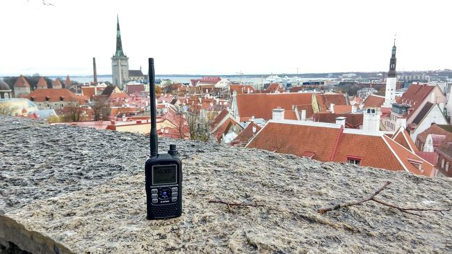「Go2DX! 小型アマチュア無線機を持って海外旅行」、私の旅のコンセプトです。<br /><br />返還前の香港で英国のアマチュア無線の試験を受け合格、その後英国本土に渡り上級となった筆者は、15年後に縁がありエストニアの電子市民になりました。それを記念してエストニアでのコールサインを取得、今回念願だった「無線機片手にエストニア周辺旅行」を敢行、その珍道中を紹介します。<br /><br />今回はその1。2019年10月28日午後、ヘルシンキ港からタリン旧市街の、今回基地とした宿までの道中記です。<br /><br />
