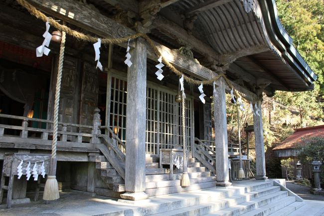 神様に御呼ばれして、奈良の秘境の玉置神社へ行ってきました。<br /><br />五條市から168号を南下。<br /><br />十津川村を超えてから、玉置神社方面へ。峠道をえんえんと走ります。冬は凍結するので、スタッドレス&チェーンがあった方がいいかもしれません。<br /><br />車一台分の車幅しかない部分もあり、途中の道を工事しているのでダンプカーも走っています。玉置山展望台へ向かって、玉置神社の駐車代につきます。<br /><br />そこから、鳥居をくぐり参道を進みます。20~30分山道を行くと玉置神社につきます。<br /><br />玉置神社はひっそりとそこあります。神社内の空気はちがう感じがします。<br /><br />https://ja.wikipedia.org/wiki/%E7%8E%89%E7%BD%AE%E7%A5%9E%E7%A4%BE<br /><br />そこから、玉置神社をあとに168号に、途中栩川村で道の駅で休息。<br /><br />さらに北上、天川村方面に!またまた、峠道をえんえんと走ります。<br /><br />天川村へ到着。天河神社と天川温泉があります。天河神社の駐車場へ。バス、車結構多いです。<br /><br />参拝客は非常に多いです。<br />https://ja.wikipedia.org/wiki/%E5%A4%A9%E6%B2%B3%E5%A4%A7%E5%BC%81%E8%B2%A1%E5%A4%A9%E7%A4%BE