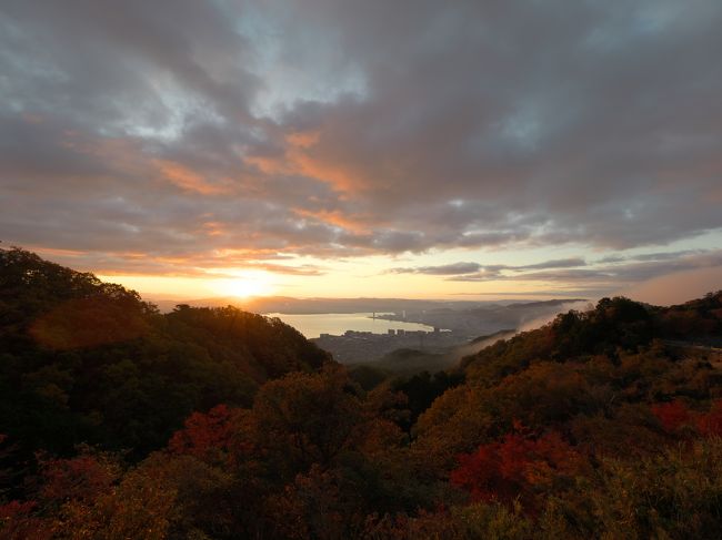 ようやく休みが取れるようになったので比叡山から京都へ紅葉を撮りに行ってきました。交通手段は車です。午後9時に千葉から高速に乗り都内を避けてアクアライン回りで東名高速道路を目指しました。都内の渋滞を避けるつもりでしたが東名の集中工事をまったくチェックしておらず、東名でどっぷり渋滞に浸かってしまいました。体力を温存しながら比叡山を目指し、午前6時に比叡山に到着しました。よーし！紅葉（写真）を撮りまくるぞー！