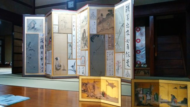 JRの「北海道・東日本パス」(1人連続7日間10,850円当時)を利用して、東京→福島→新潟→東京と普通列車の旅をしてきました。<br /><br /> 郡山に3泊:喜多方で蔵巡り→猪苗代湖で安積疏水関連施設の十六橋水門→会津飯盛山の栄螺堂<br /> 新潟に3泊:鮭の町村上→新潟市内・古町花街→長岡駅周辺<br /><br /> 今回の旅行記は、鮭の町、「村上」訪問記です。<br /> 村上では、ちょうど「町屋の屏風まつり」が行われておりました。家々で大切な屏風類を飾り、出迎えて下さいました。いつもの旅行より、地元の方々と言葉を交わす機会が多い旅になりました。
