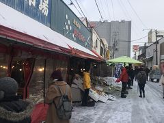 函館朝市を歩く  函館の天気をなめていました。