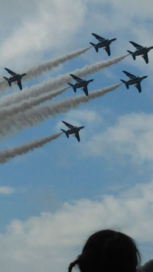茨城の次男夫婦に誘われ、百里基地航空際に行きました。<br />前日は、大分の長男を訪ねて別府の鉄輪温泉に泊まっていたので 大移動となりました。<br />早朝から航空際に向かう人波にびっくり。広い空き地が観光バスで埋め尽くされてました。<br />200店舗の屋台店は、フードFESTIVAL 長い行列に並びました。<br />ブルーインパルスの美しい飛行と引退するファントムの勇姿は<br />圧巻でした。<br />職員の皆様の親切で丁寧な案内に助けられました。<br />お世話になり、有難うございました。<br />