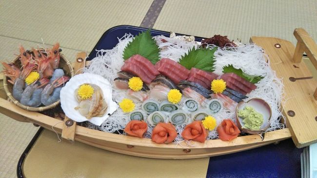2019年夏の家族旅行。<br />千葉県の勝浦中央海水浴場にウォーターアイランド(水上アスレチック)が今年開設されると聞いて、家族でレッツゴー!!<br />さっそく海水浴場前の「ホテル三日月 勝浦」を予約。<br /><br />しかし、数日前に台風が発生…<br />直撃はまぬがれたものの、台風のうねりの影響でウォーターアイランドは、中止となってしまいました(ToT)<br /><br />ただ、プールと海水浴でじゅうぶん楽しめました。