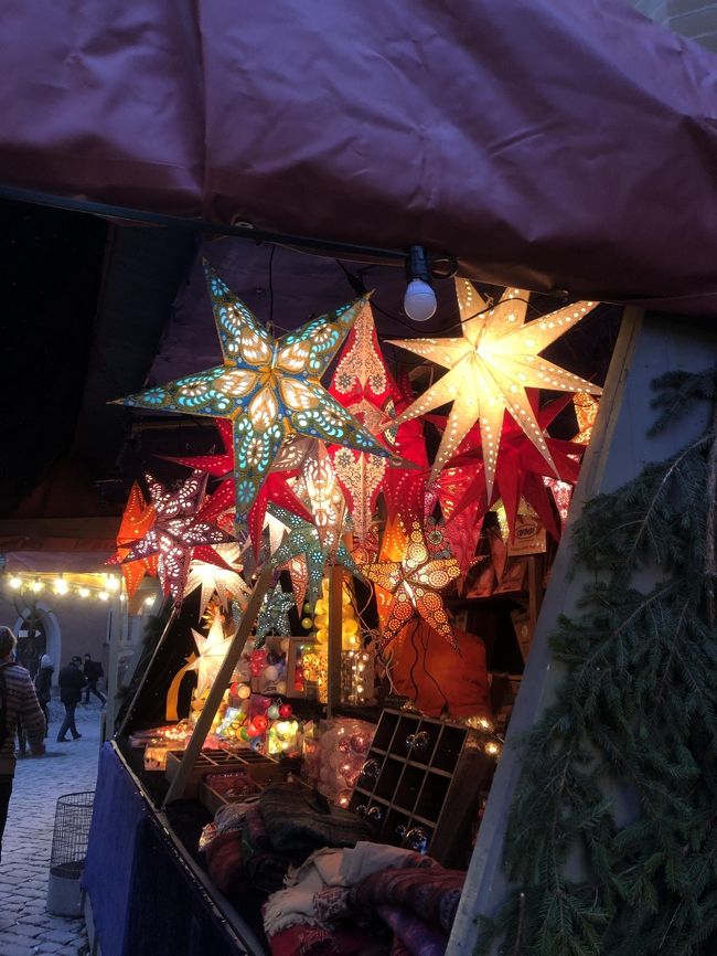 クリスマスマーケットに行きたいというのが かねてからの希望で <br />それもローテンブルグに泊まりたいから始まった今回の旅行<br /><br />今までは お休みが取りにかった年末シーズンですが<br />今は休職中なので 今行かなければいつ行く????<br /><br />ツアーを調べるも クリスマスマーケットだけをめぐってくれて<br />かつ小さな町のローテンブルグは ホテル少なく<br />日中に寄るだけというツアーが多くて<br />ツアーであれば もう少し年齢がいっても参加できるでしょうが<br />今だったら エイヤーと気力で個人旅行できるかもと <br />計画した旅です<br /><br />いつも他人任せの 私にしては一大決心で<br /><br />とことんわがままなひとり旅になりました